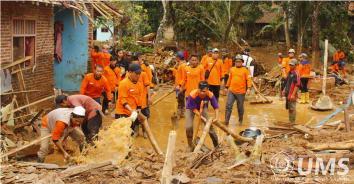 Read more about the article Ringankan Beban Korban Bencana di Brebes, Lazismu UMS bersama BMT Amanah Ummah Salurkan Bantuan Kemanusiaan