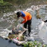 Read more about the article Cegah Banjir Tahunan, LPPM UMS Kerja Bakti Bersih-bersih Sungai Premulung