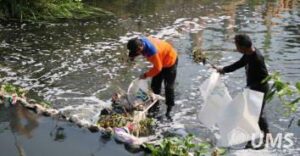 Read more about the article Cegah Banjir Tahunan, LPPM UMS Kerja Bakti Bersih-bersih Sungai Premulung
