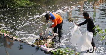 You are currently viewing Cegah Banjir Tahunan, LPPM UMS Kerja Bakti Bersih-bersih Sungai Premulung