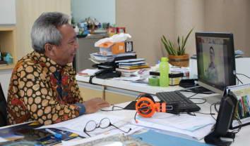 Read more about the article Antisipasi Penyebaran Corona, Rektor UMS Ikuti Rapat Via Online Bersama Tim Konsorsium PPG Dirjen Dikti