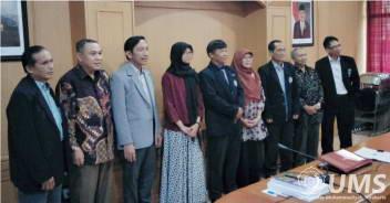 Read more about the article Wakil Rektor V UMS Rengkuh Gelar Doktor Pendidikan Geografi