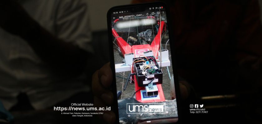 You are currently viewing Inovasi: Mahasiswa Teknik Elektro UMS, Jalankan Traktor Sawah dengan Smartphone