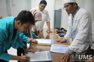 Read more about the article Lewat Dana Alumni, UMS Berikan Beasiswa Penulisan Tugas Akhir kepada Mahasiswa