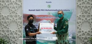 Read more about the article Tim Robot SuryaMu UMS dapat Penghargaan dari PP Muhammadiyah Atas Karyanya Menciptakan Robot Perawat Pasien Covid-19