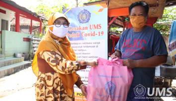 Read more about the article UMS Bagikan Bingkisan Lebaran untuk Komunitas Pemulung di Sangkrah Solo