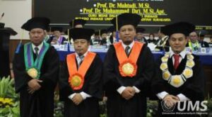Read more about the article UMS Tambah Dua Guru Besar Bidang Farmasi, Profesor Terbanyak di PTS Se-Jawa Jawa Tengah