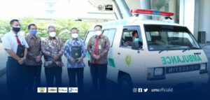 Read more about the article Bantu Penanganan Covid-19, UMS Hibahkan Ambulans ke RSPKU Wonogiri