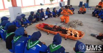 Read more about the article Bekali Keahlian Vertical Rescue, HW UMS Gandeng BASARNAS Pos SAR Solo