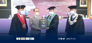 Read more about the article Sekolah Pascasarjana UMS Lahirkan Doktor Hukum Baru Tentang Advokat Berdimensi Spiritual
