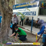 Read more about the article Sambut Muktamar ke 48 di Solo, FKI UMS Lakukan Kerja Bakti