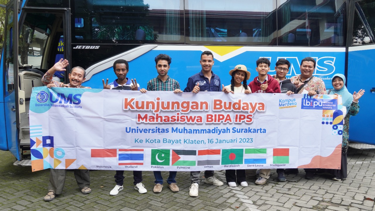 Read more about the article Mahasiswa Asing UMS Lakukan Kunjungan Budaya Pelajari Batik, Gamelan, dan Kebudayaan Indonesia