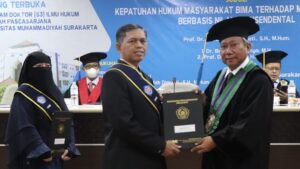 Read more about the article UMS Luluskan Dua Doktor Hukum Transendental