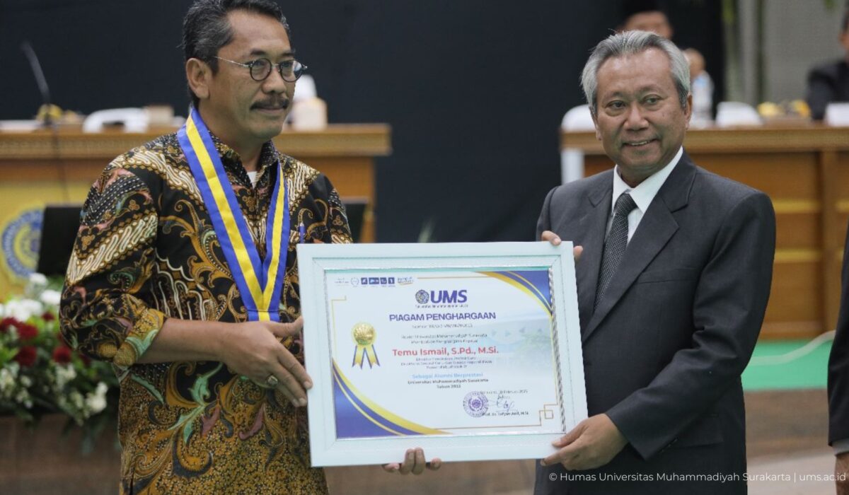 Sumpah Profesi Guru, Rektor UMS: Guru Profesional adalah Guru yang Dirindukan. Foto Humas UMS