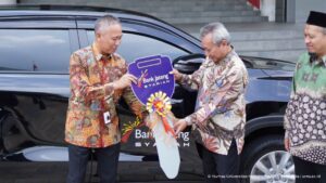Read more about the article Bank Jateng Syariah Serahkan 1 Unit Mobil Operasional untuk UMS