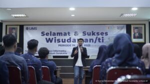 Read more about the article FKI UMS Lepas Calon Wisudawan, Khairul: Bangun Jaringan Sejak Dini