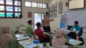 Read more about the article Lakukan Digitalisasi Lembaga Pendidikan, Prodi Informatika UMS Berikan Pelatihan PPDB Online