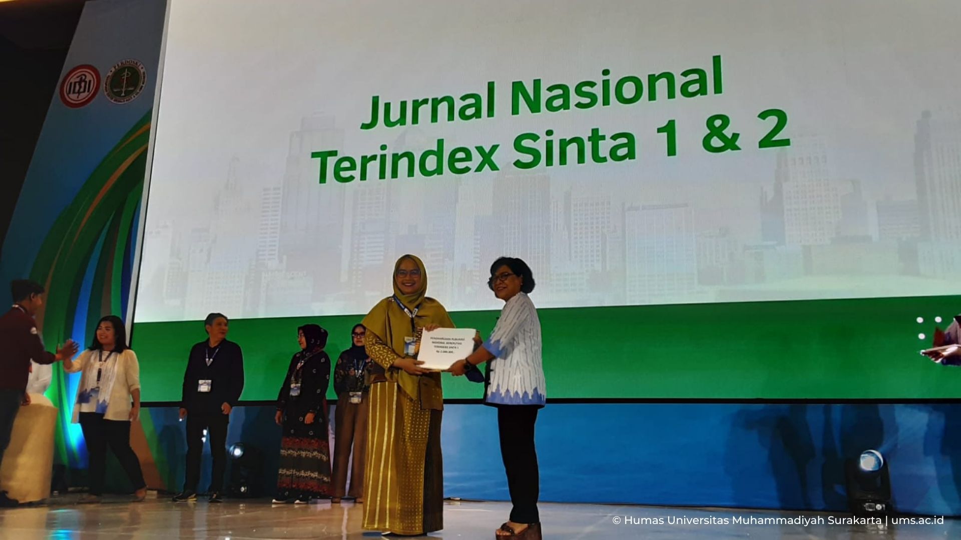 Read more about the article Dekan FK UMS Terima Penghargaan Publikasi Jurnal Publikasi Nasional Bereputasi