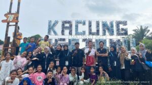 Read more about the article Kurangi Sampah Plastik, Tim KKN Desa Kacung, Bangka Belitung Modifikasi Pemanfaatan Ecobrick