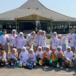 Read more about the article Nguri-Uri Budaya Jawa, Tim PKM PM UMS Ajak Siswa Outing Class ke Pura Mangkunegaran