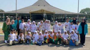Read more about the article Nguri-Uri Budaya Jawa, Tim PKM PM UMS Ajak Siswa Outing Class ke Pura Mangkunegaran