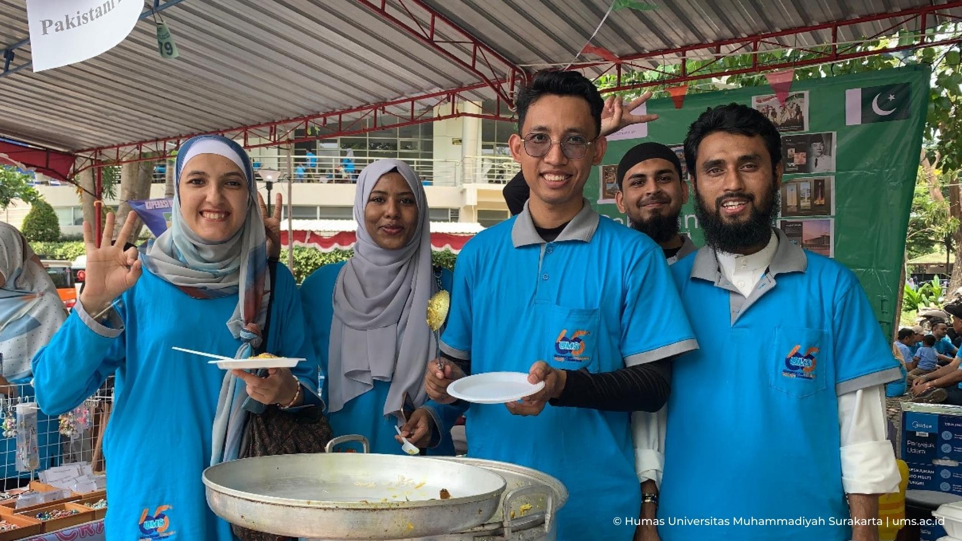 You are currently viewing Mahasiswa Asing Kenalkan Makanan Khas Pakistan pada Peserta Jalan Sehat dan Bazar Harijadi ke-65 UMS