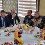 Read more about the article Rektor UMS dan Rektor UzSWLU Uzbekistan Ramah Tamah dalam Jamuan Makan Bersama