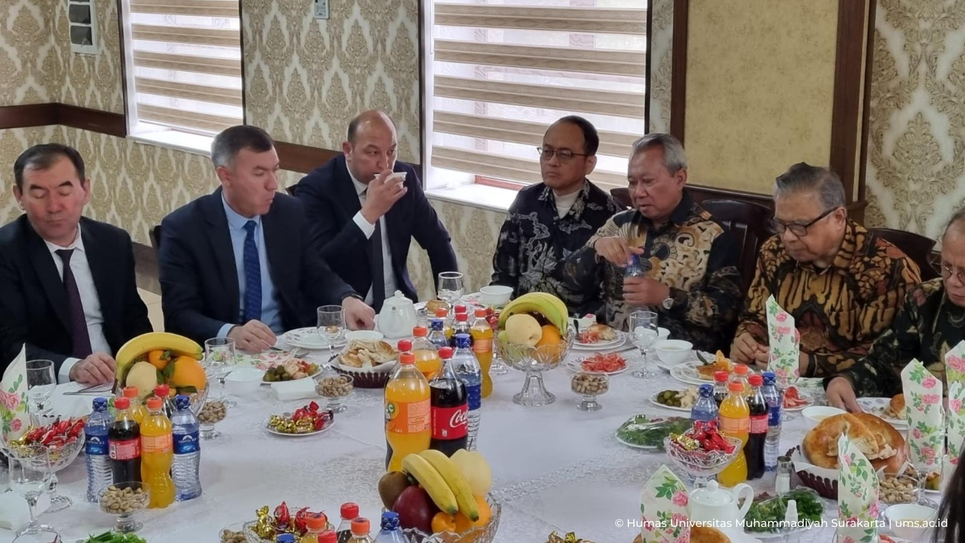 You are currently viewing Rektor UMS dan Rektor UzSWLU Uzbekistan Ramah Tamah dalam Jamuan Makan Bersama
