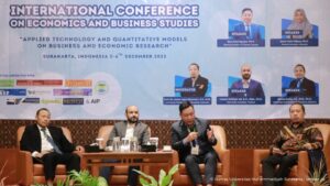 Read more about the article Bahas Penggunaan Aplikasi Teknologi dalam Bidang Ekonomi dan Bisnis, FEB UMS Gelar Konferensi Internasional
