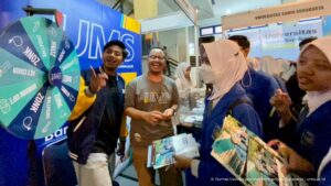 Read more about the article Tak Hanya Siswa, Guru dan Pejabat Turut Ramaikan Booth UMS di Solo Edu Expo 2023