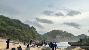 Read more about the article Tunjukkan Peran Pemuda Peduli Lingkungan, Hizbul Wathan UMS adakan Beach Clean Up di Pantai Gunung Kidul