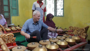 Read more about the article Hari Pertama di Bayat, Peserta Program BIPA UMS Belajar Langsung Alat Musik Tradisional Gamelan