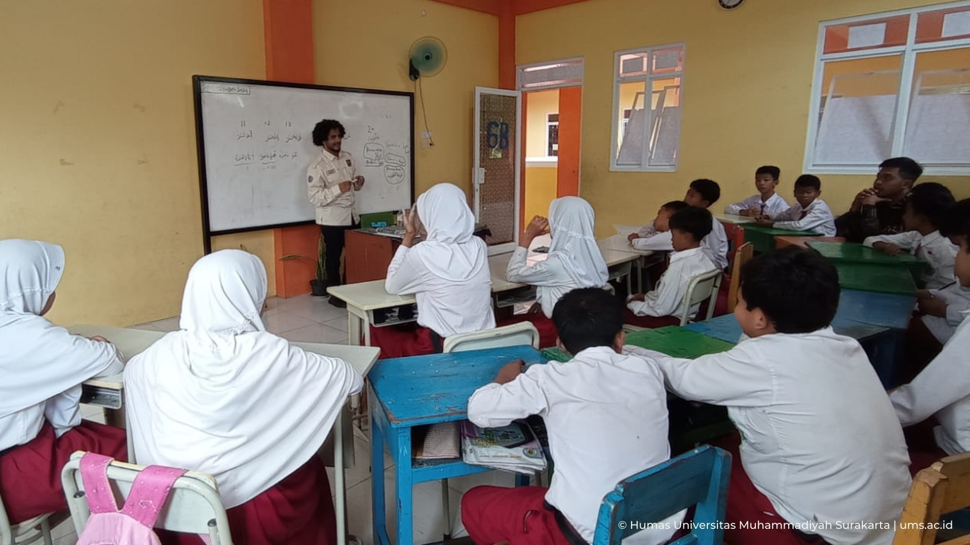 You are currently viewing Mahasiswa Asal Yaman Berikan Pembelajaran Bahasa Arab dan Inggris Bagi Anak-Anak MI