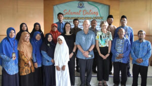 Read more about the article Tiga Peserta Program BIPA UMS Belajar Bahasa Indonesia di SMP Muh. 7 Bayat