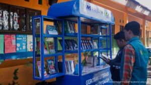 Read more about the article Dorong Pemberdayaan Literasi! Tim P2AD UMS Serahkan “Gerobak Literasi” ke Desa Cipaku, Purbalingga