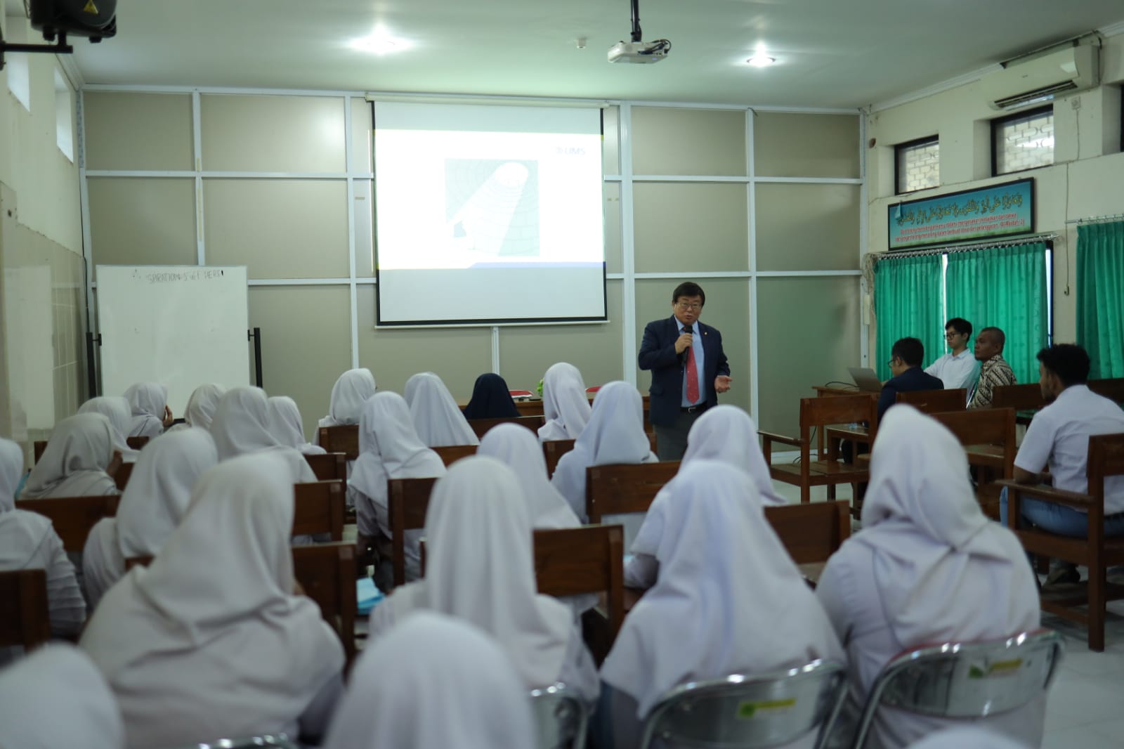 Read more about the article UMS Gelar Sosialisasi Program Double Degree Pertama di SMA Al-Islam 1 Surakarta