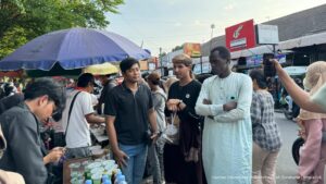 Read more about the article Ikut Berburu Takjil, Mahasiswa Asing UMS Antusias Sambut Ramadan di Indonesia
