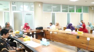 Read more about the article LazisMu UMS Berikan Beasiswa Sang Surya dan Mentari Kepada Yatim Piatu Keluarga UMS