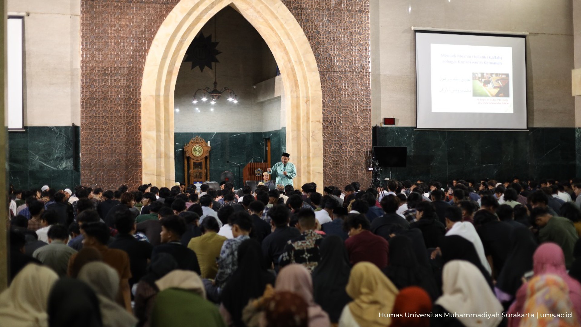 Read more about the article Tabligh Akbar UMS Ajak Mahasiswa Jadi Muslim Keren Zaman Now: Berilmu, Beradab & Berdaya Guna