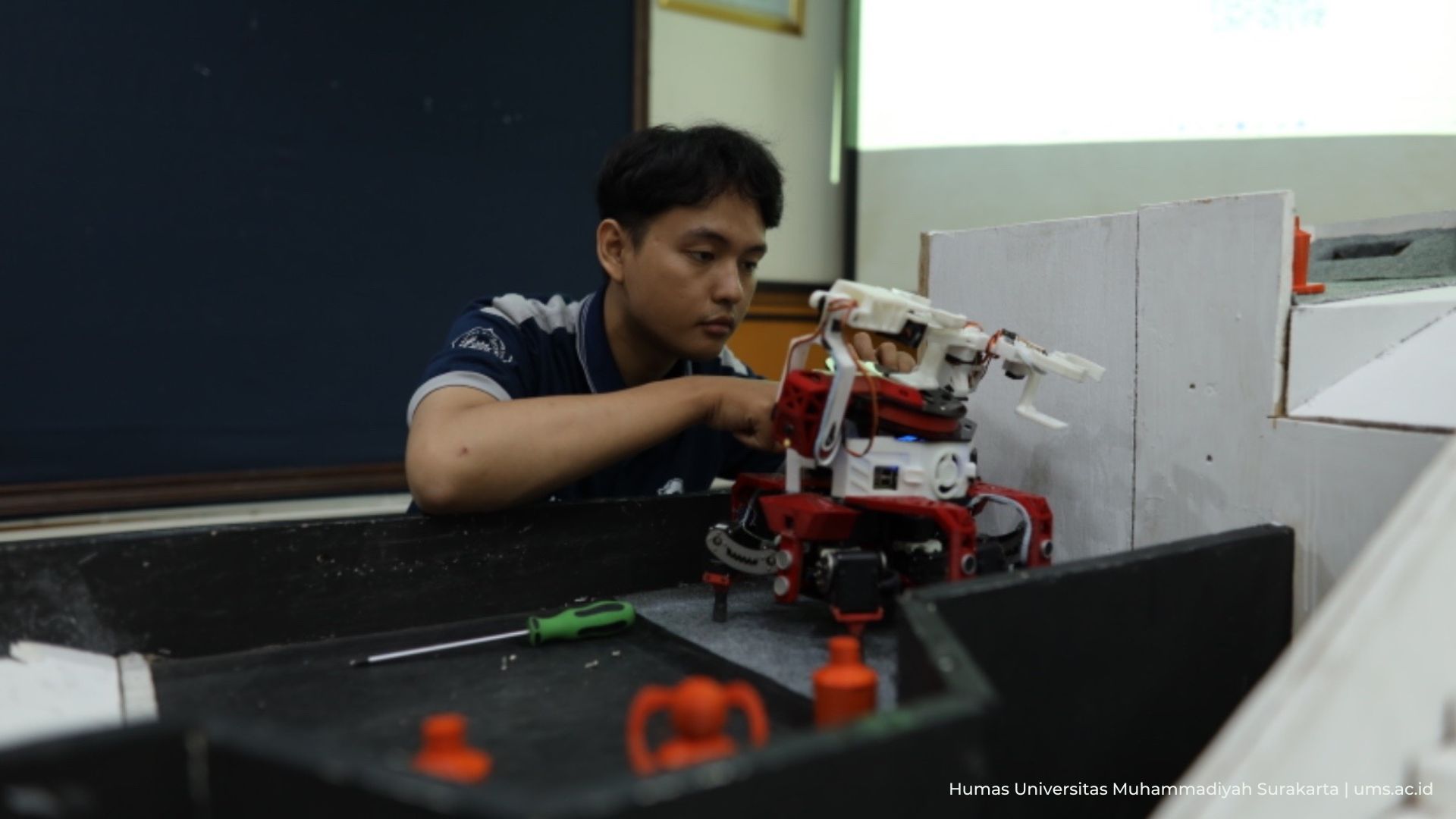 You are currently viewing Jelang Perlombaan KRI 2024, Robot Megalodon UMS Yakin Lolos Seleksi