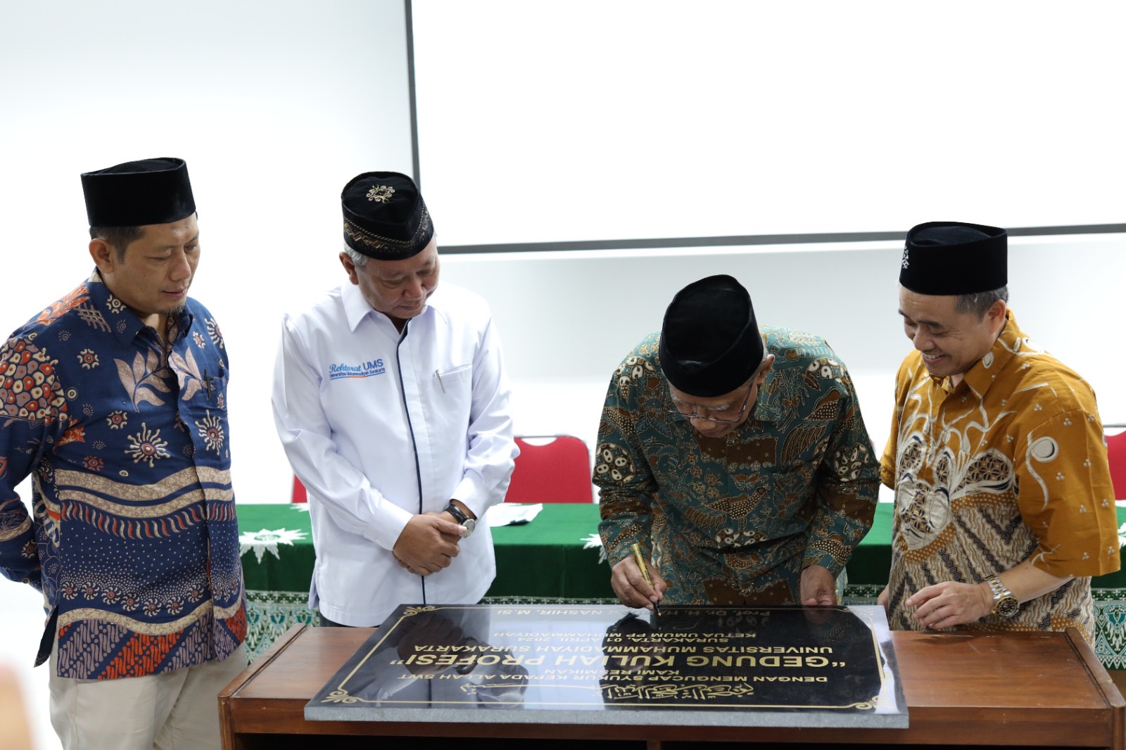 Read more about the article Ketua Umum PP Muhammadiyah Kunjungi UMS, Resmikan Gedung Pendidikan Profesi UMS dan Beri Tausiyah Ramadan
