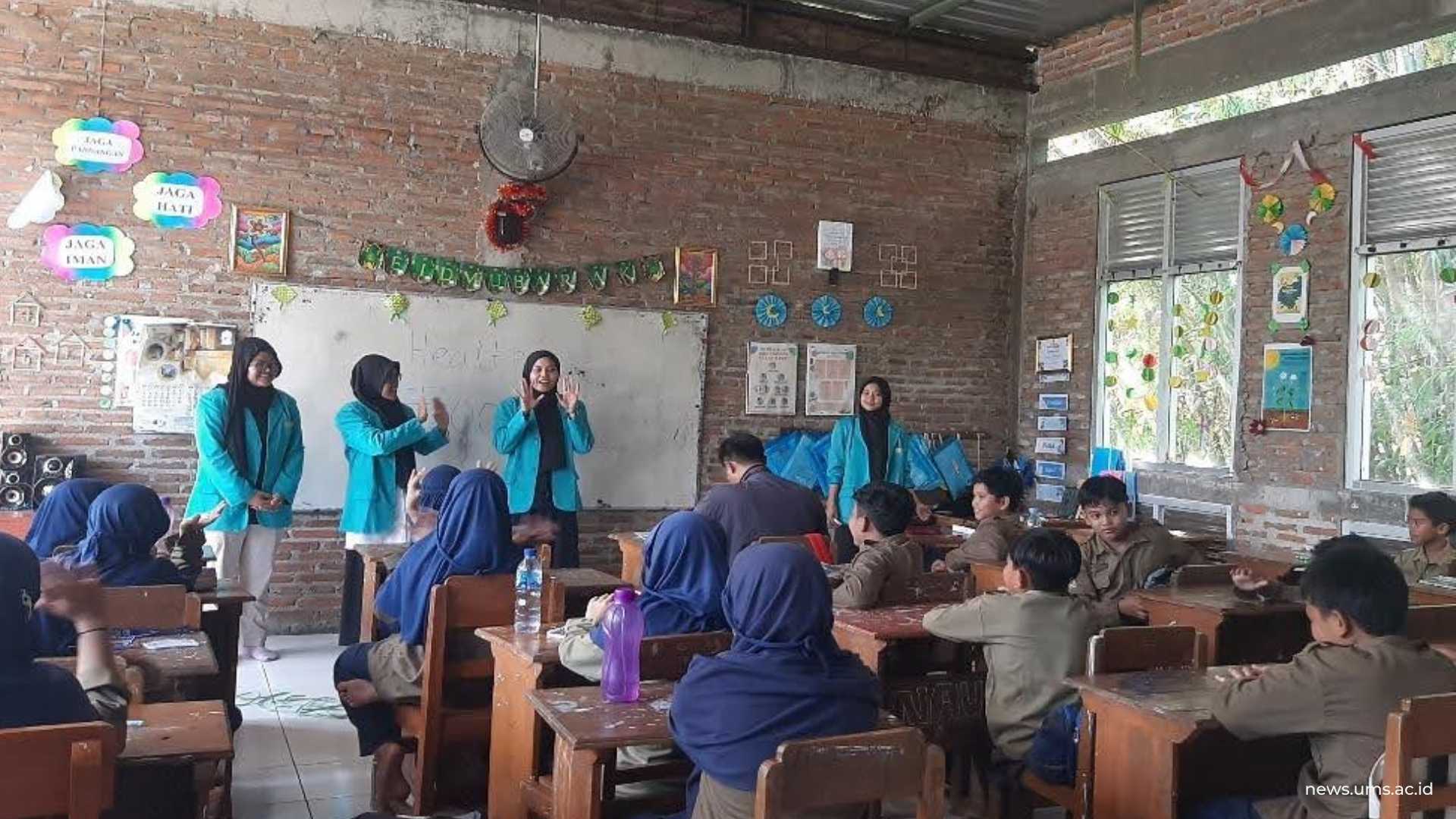 Read more about the article Kasus Keracunan Susu Kedelai, Tim PKM-PM UMS Berikan Edukasi Jajanan Sehat di SD Muhammadiyah PK Andong