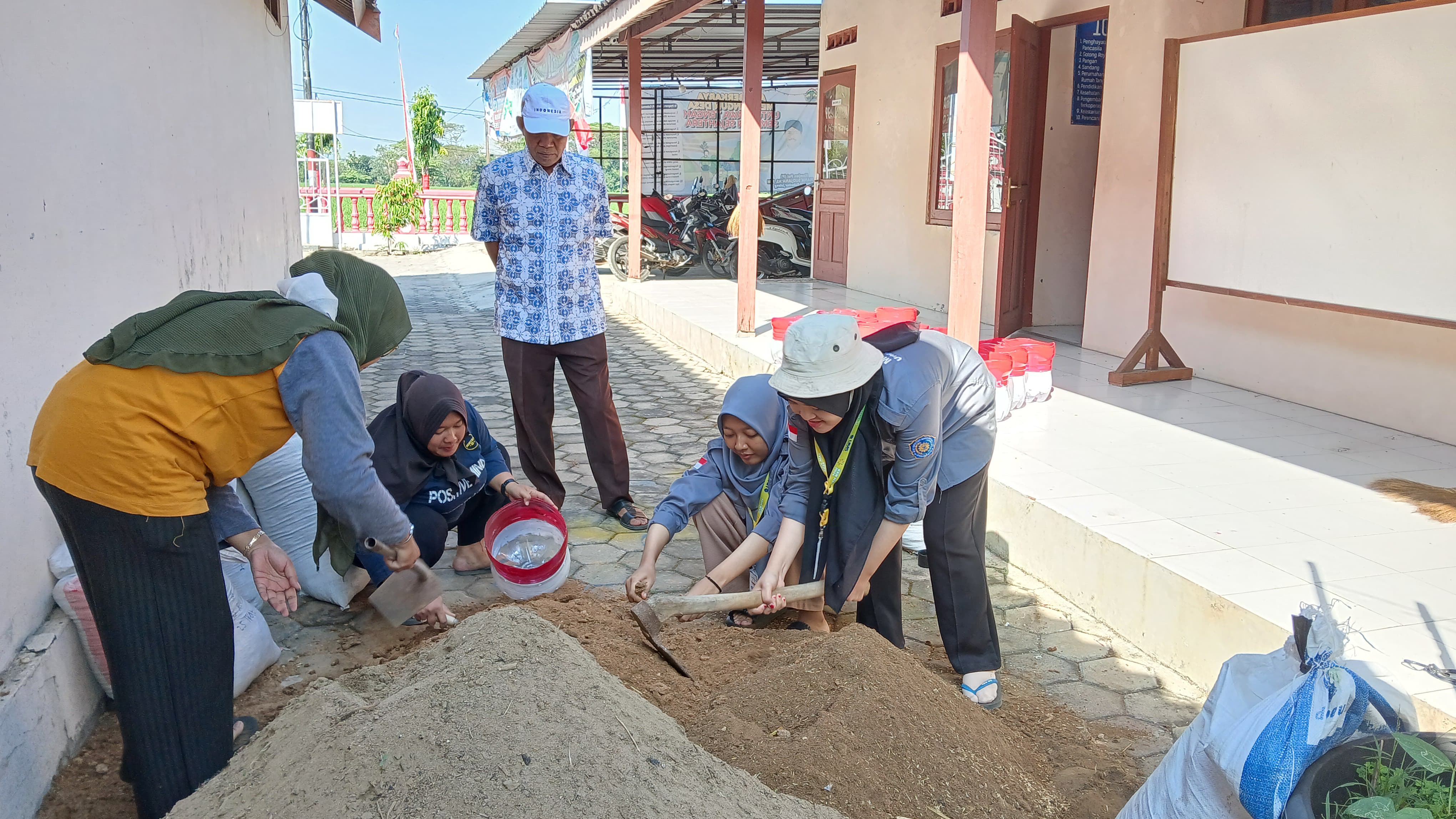 Read more about the article Tim KKN MAs dan Ibu-ibu PKK Pokja 3 Desa Sapen Berkolaborasi dalam Penanaman Bibit Sayur untuk Mendorong Pertanian Berkelanjutan