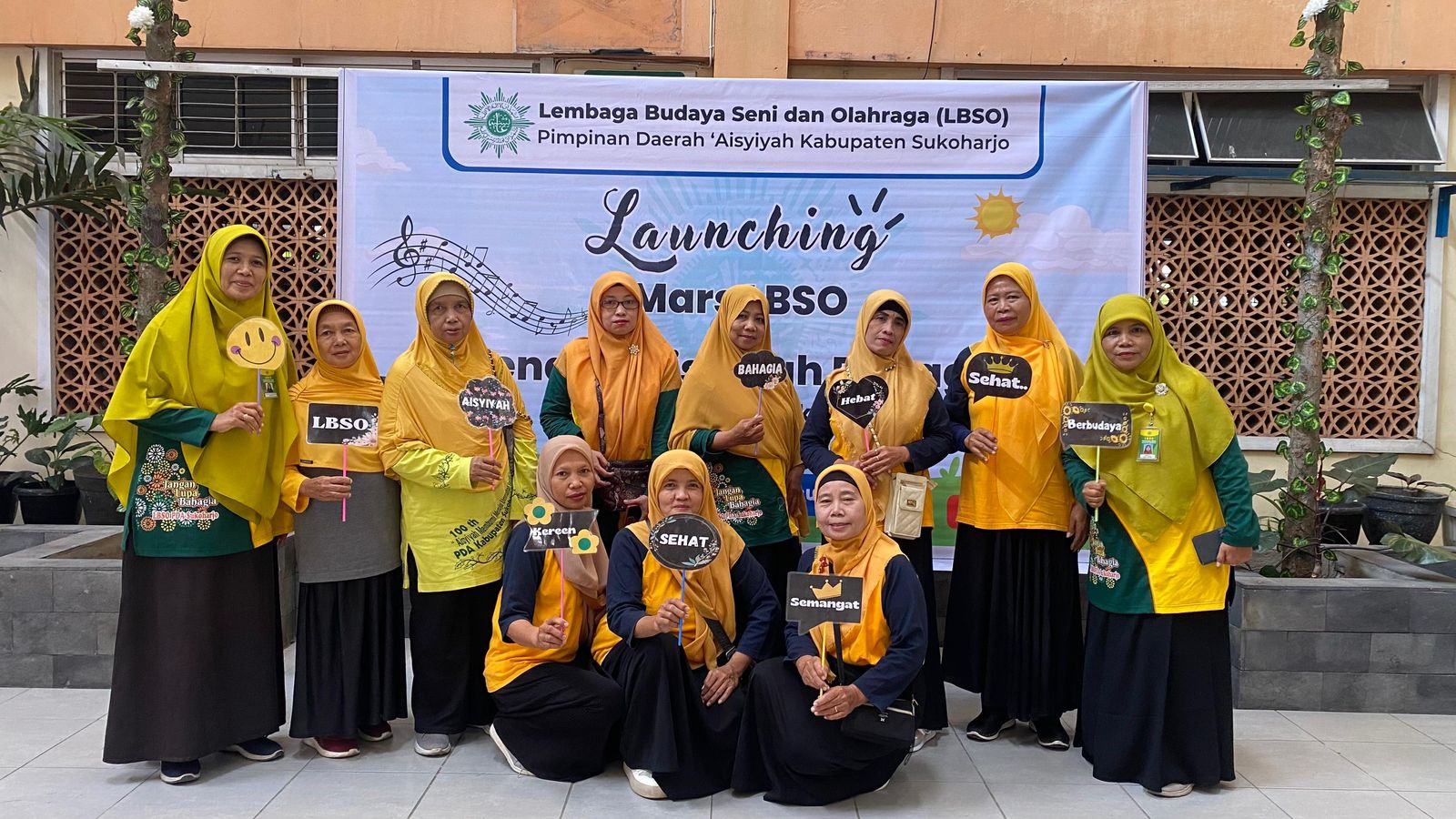 Read more about the article Mahasiswa KKN 44 Desa Kadokan Mengikuti Kegiatan Senam Launching MARS LBSO di SMK 1 Surakarta