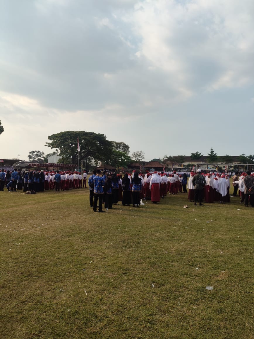 Read more about the article Memeriahkan Hari Kemerdekaan, Tim KKN MAs 135 Mengikuti Upacara Penurunan Bendera Di Lapangan Matesih