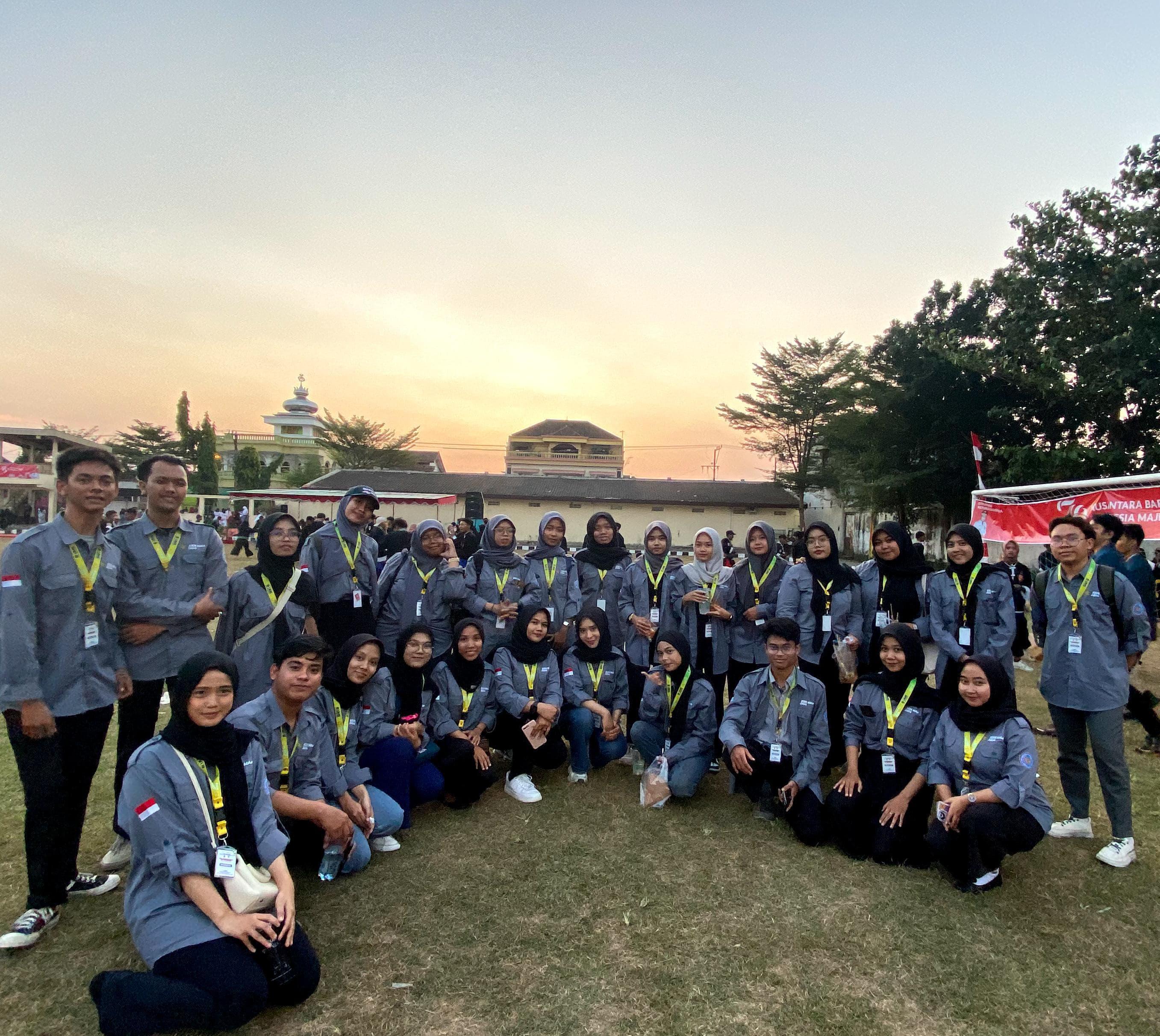 Read more about the article Mahasiswa KKN MAs mengikuti Upacara Penurunan Bendera Merah Putih di Kecamatan Mojolaban