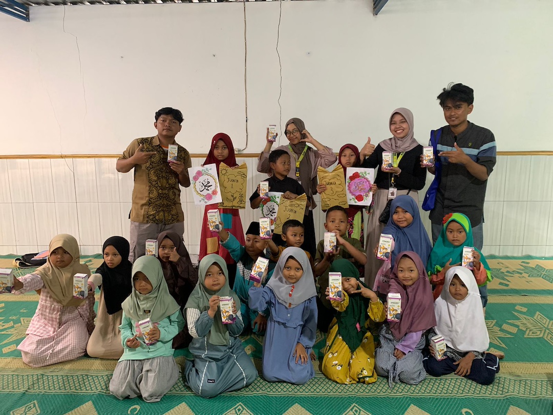 Read more about the article Antusiasme Anak-anak TPA Masjid Muhammadiyah dalam Mewarnai Kaligrafi bersama KKN MAs Kelompok 95