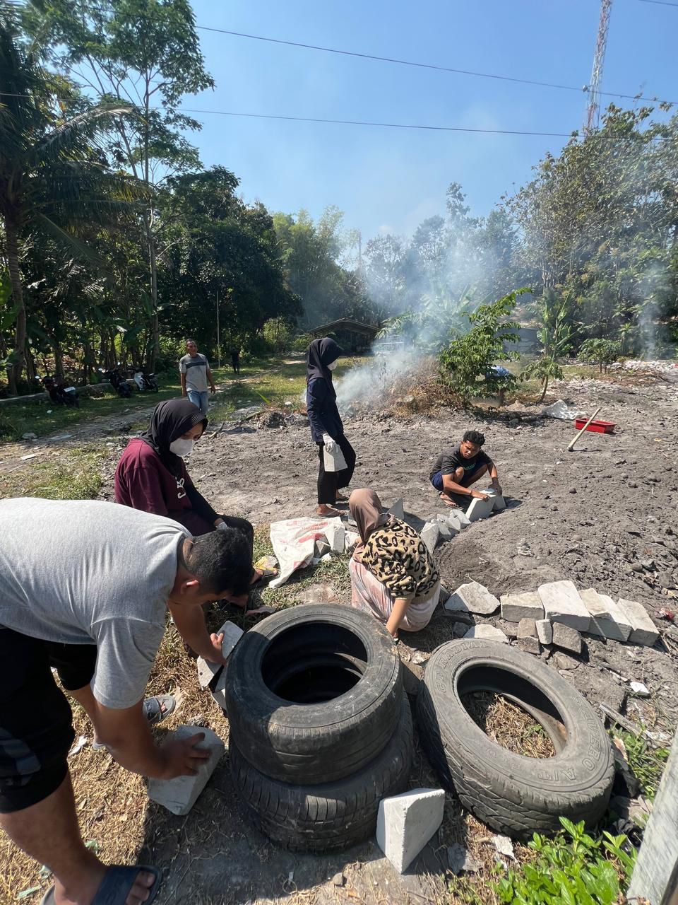 Read more about the article Semangat Tim KKN MAs Kelompok 136 Jalankan Program Kerja Renovasi Bank Sampah di Desa Matesih