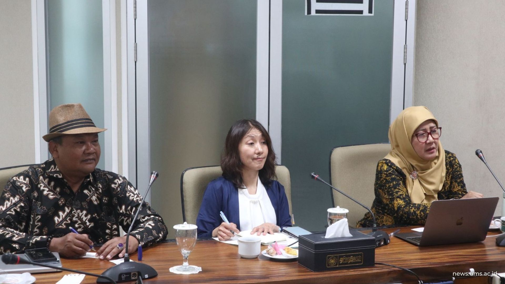 Read more about the article Kolokium Internasional UMS, Komparasi Pakaian Sebagai Representasi Diri dan Identitas Budaya di Indonesia dan Jepang