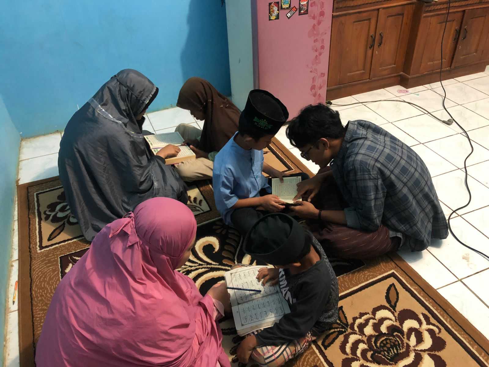 Read more about the article Tingkatkan Kemampuan Membaca dan Nilai Keislaman Anak, KKN MAs Tim 117 Dampingi Tahsinul Qur’an Anak-Anak di Kedawung